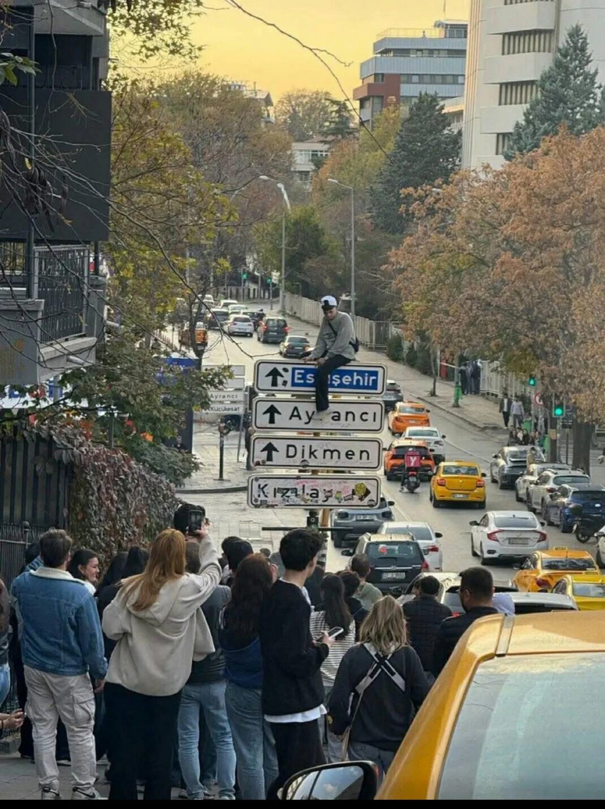 Gençler Kızılay-Dikmen Tabelasını Parçaladı!